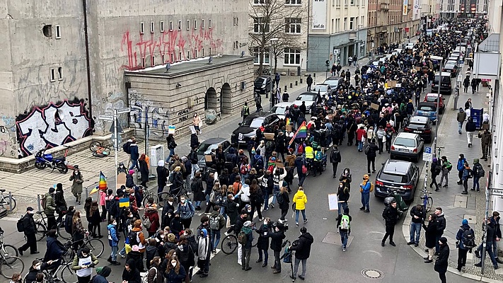 Tausende Berliner Schüler demonstrieren gegen Ukraine-Krieg - Protestaktion in Düsseldorf