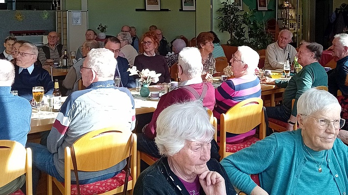 Seniorinnen und Senioren feiern runde Geburtstage