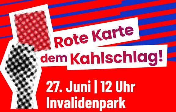 Plakat mit rotem Hintergrund und blauen diagonalen Streifen im oberen Bereich. Links ist eine stilisierte Figur mit erhobener Hand zu sehen, die zwei Karten hält: eine schwarze unten und eine rote oben. Rechts daneben steht in großen, farblich abgestuften Buchstaben: „Rote Karte dem Kahlschlag!“. Darunter in weißer Schrift: „27. Juni | 12 Uhr“ und „Invalidenpark“.