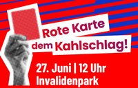 Plakat mit rotem Hintergrund und blauen diagonalen Streifen im oberen Bereich. Links ist eine stilisierte Figur mit erhobener Hand zu sehen, die zwei Karten hält: eine schwarze unten und eine rote oben. Rechts daneben steht in großen, farblich abgestuften Buchstaben: „Rote Karte dem Kahlschlag!“. Darunter in weißer Schrift: „27. Juni | 12 Uhr“ und „Invalidenpark“.
