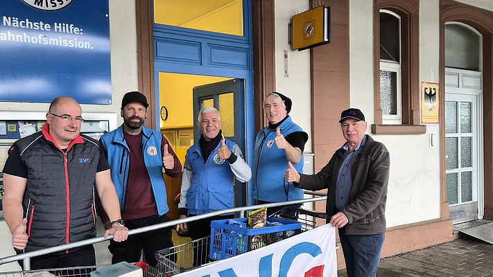 Mitglieder der OV Offenburg spenden für die Bahnhofsmission