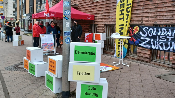 Mahnwache in Magdeburg: Gewerkschaften für Demokratie und Weltoffenheit