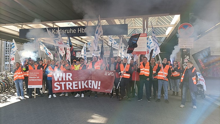 EVG Karlsruhe zeigt auch beim zweiten Warnstreik Flagge