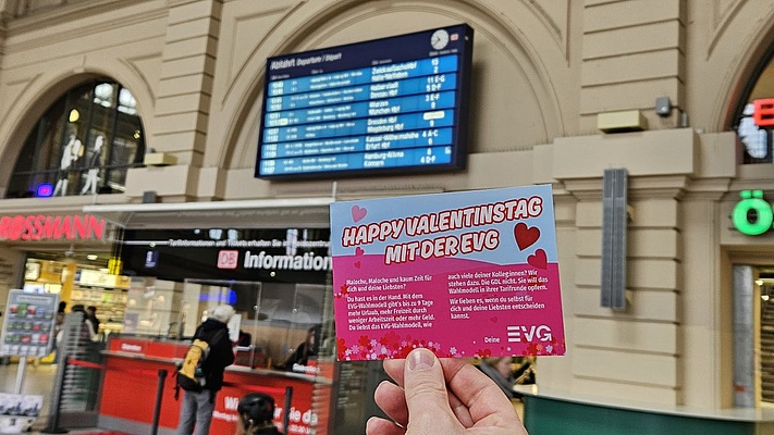 Aktionstag am Hauptbahnhof Halle: Ein Zeichen von Liebe und Solidarität