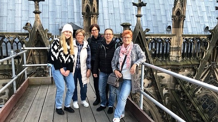 Kölner Frauen über den Dächern der Stadt