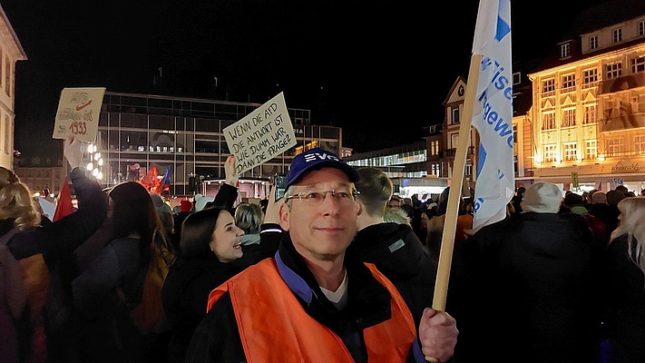 Kundgebung in Fulda: „Demokratie hat viele Farben, aber keine Brauntöne"