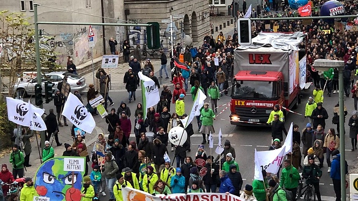 Eisenbahner*innen und Busfahrer*innen for Future: Hunderttausende bei Großdemonstrationen