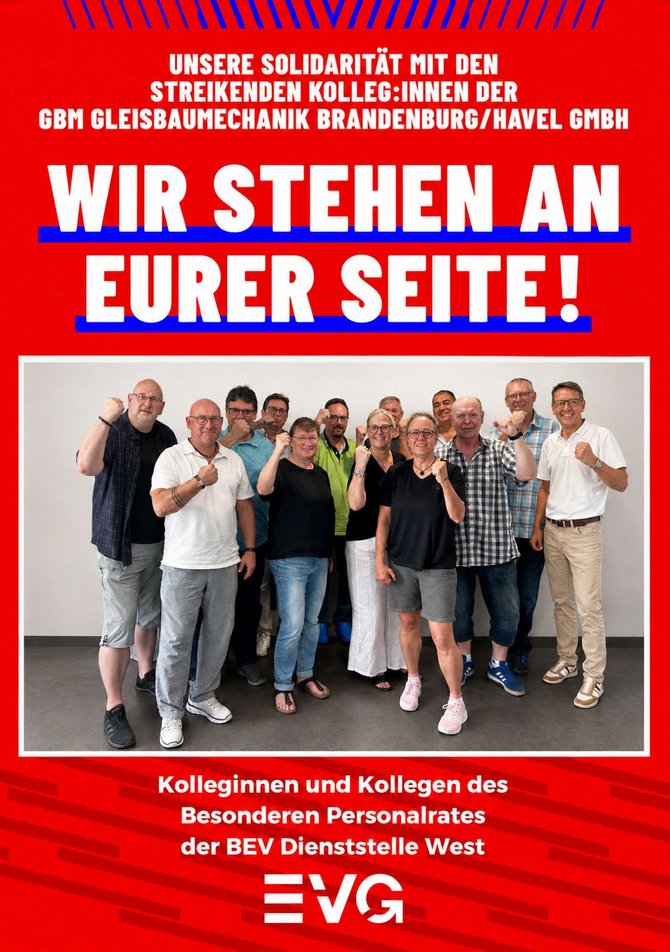 Rotes Plakat mit weißer und blauer Typografie. Oben steht: „UNSERE SOLIDARITÄT MIT DEN STREIKENDEN KOLLEG:INNEN DER GBM GLEISBAUMECHANIK BRANDENBURG/HAVEL GMBH“. Darunter in sehr großer Schrift: „WIR STEHEN AN EURER SEITE!“. In der Mitte befindet sich ein Gruppenfoto mit zwölf Personen vor einer hellen Wand, viele halten eine geballte Faust nach oben. Unter dem Foto steht: „Kolleginnen und Kollegen des Besonderen Personalrates der BEV Dienststelle West“. Am unteren Rand ist das EVG-Logo abgebildet. Hintergrund rot mit grafischen Streifen und Linien in Blau und Dunkelrot.