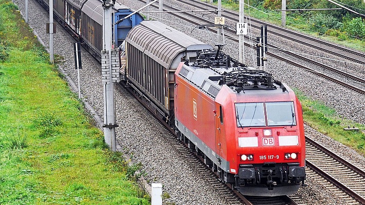 DB Cargo Ehrenlok nimmt Fahrt nach Halle/S. auf - GSVP DB Cargo AG: Verleihung für erfolgreiches Inklusionsprojekt