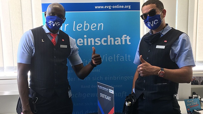 Wir leben Gemeinschaft! Betriebsgruppenmitglied hilft einem Kollegen