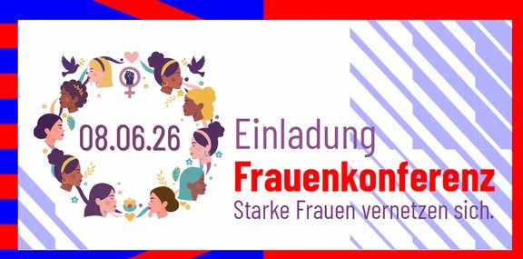 Grafische Einladung mit weißem Hintergrund. Links ein Kreis aus illustrierten Köpfen mit unterschiedlichen Frisuren und Farben sowie kleinen Symbolen wie Tauben, Herzen und einem Kreis mit erhobener Faust und Venuszeichen. In der Mitte des Kreises steht das Datum „08.06.26“. Rechts daneben der Text „Einladung“ in violett, darunter groß „Frauenkonferenz“ in rot und darunter „Starke Frauen vernetzen sich.“ in violett. Der rechte Hintergrundbereich zeigt diagonale hellviolette Streifen. Oben und unten verlaufen breite Randflächen in Blau und Rot.