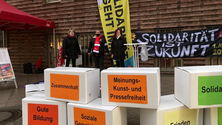Mahnwache in Magdeburg: Gewerkschaften für Demokratie und Weltoffenheit