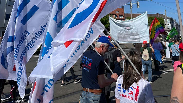 EVG Nürnberg zeigt Flagge am 1. Mai