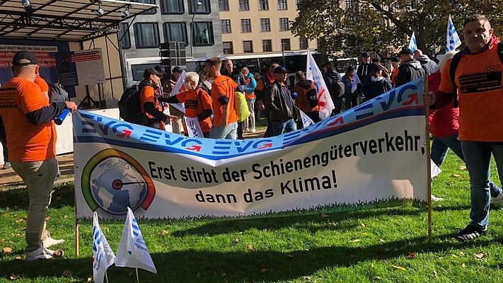 Unsere Delegierten bei der Demonstration vor dem Bundesverkehrsministerium