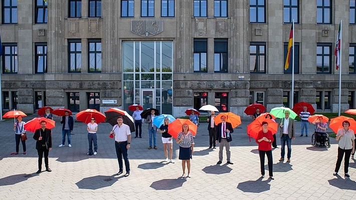 DGB-Aktion vor der Staatskanzlei NRW: Schutzschirm für Kommunen - Breites Bündnis fordert Entschuldung