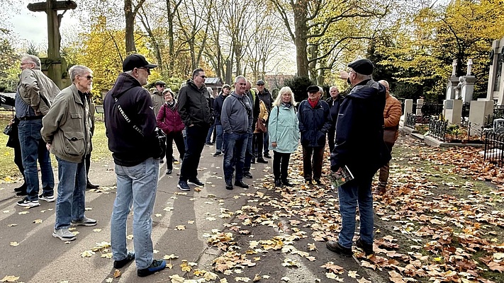 Seniorenleitung entdeckt Kölner Zeitgeschichte auf Melaten