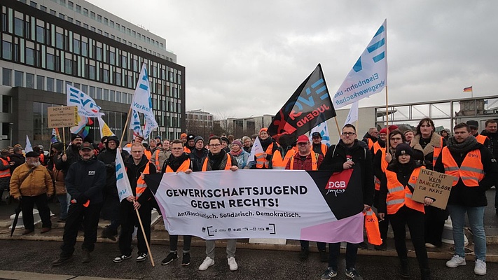 #NieWiederIstJetzt: EVG zeigt Flagge gegen Rechts