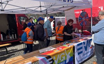 Eine größere Informationsfläche mit mehreren Pavillons und Ständen. Es handelt sich um eine belebte Veranstaltung im Freien, vermutlich eine gewerkschaftliche Aktion oder ein Aktionstag.
