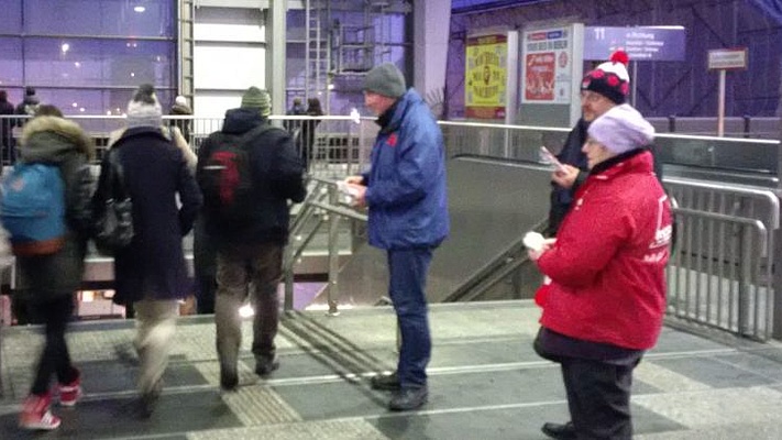 1 Jahr Mindestlohn: Pendler-Aktion an Bahnhöfen