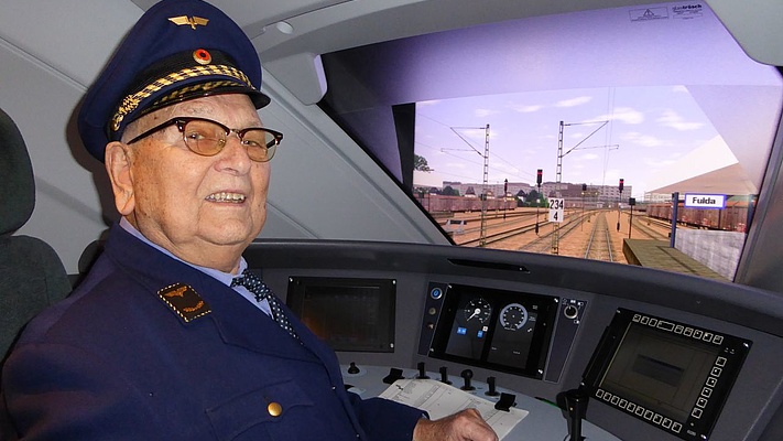 Jetzt bin ich der älteste Lokführer Deutschlands! 90-Jähriger am Steuer des neusten ICE-Simulators
