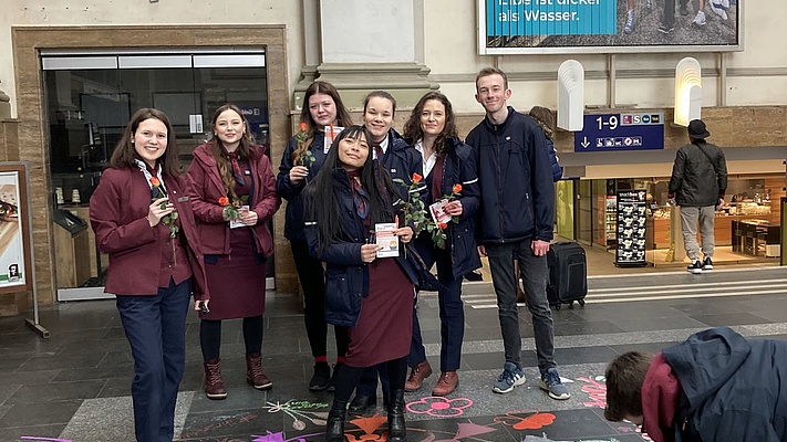 Frauenpower in orange bei Bahnbau in Königsborn und Magdeburg