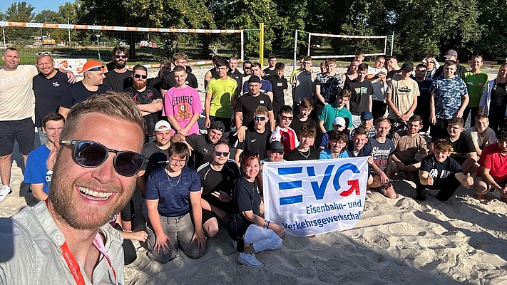 Wir leben Gemeinschaft: Beachvolleyballturnier der Bahnbaugruppe