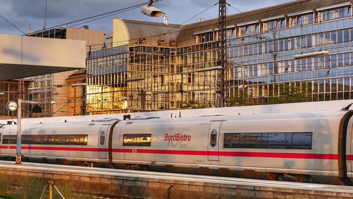 DB Fernverkehr: Überlastungen umgehend anzeigen!