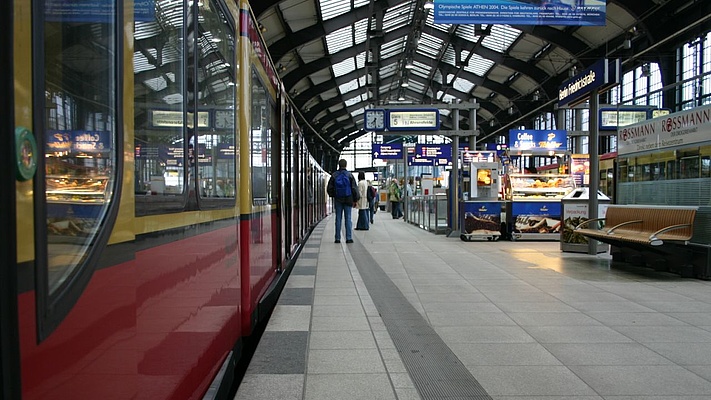 Behindertengerechte S-Bahn-Wagen: Berliner EVG warnt vor Streit zwischen Behindertenverbänden und S-Bahn - Bahnsteigaufsichten nötig