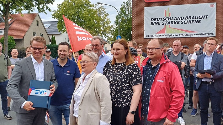 Werk Paderborn: Über 6.000 Unterschriften an Carsten Linnemann übergeben