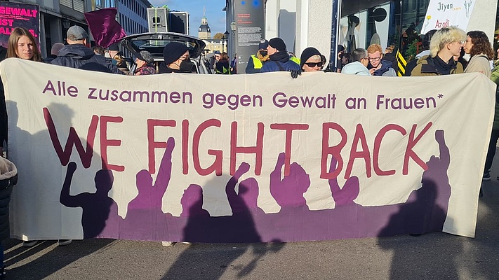 Aktion zum Internationalen Tag zur Beseitigung von Gewalt gegen Frauen in Karlsruhe