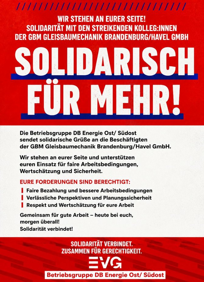Plakat der EVG in Rot, Weiß und Blau mit dem großen Schriftzug „Solidarisch für mehr!“. Die Betriebsgruppe DB Energie Ost/Südost bekundet Solidarität mit den streikenden Beschäftigten der GBM Gleisbaumechanik Brandenburg/Havel GmbH und nennt faire Bezahlung, bessere Arbeitsbedingungen und Wertschätzung als Forderungen. EVG-Logo und Betriebsgruppenname im unteren Bereich.