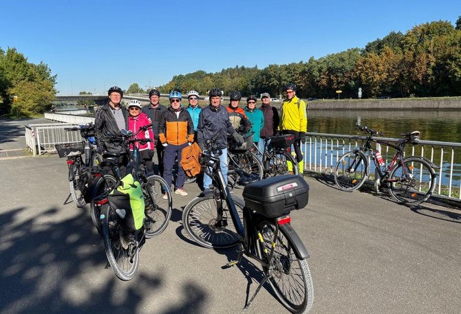 Zehn Personen mit Fahrradhelmen stehen auf einer Treppe vor einem Fachwerkgebäude. Über der Tür steht der Schriftzug „ROTES ROSS“. Rechts neben dem Eingang hängt eine Tafel mit der Überschrift „Tagesgericht“ und mehreren Speiseeinträgen. Zwei Fahrräder sind am rechten Bildrand teilweise sichtbar. Die Fassade zeigt dunkle Holzbalken und helle Gefache.
