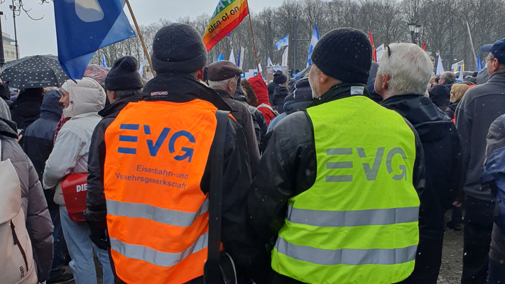 Zur Kundgebung „Aufstand für den Frieden“ in Berlin: EVG-Senioren aus Sachsen-Anhalt vor Ort