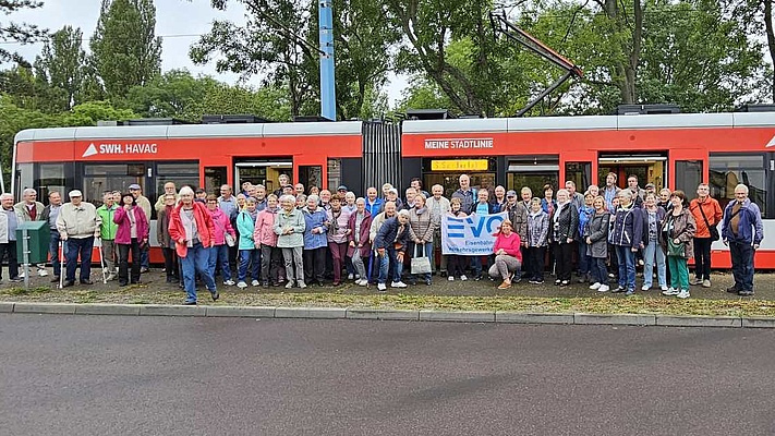 Halle von der Straßenbahn aus gesehen