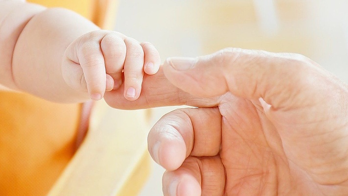 EU-Vereinbarkeitsrichtlinie - Zehn Tage Vaterschaftsurlaub laut DGB-Gutachten notwendig