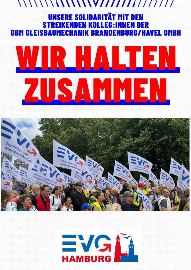 Plakat mit der Überschrift „UNSERE SOLIDARITÄT MIT DEN STREIKENDEN KOLLEG:INNEN DER GBM GLEISBAUMECHANIK BRANDENBURG/HAVEL GMBH“. Darunter steht in großen roten Buchstaben „WIR HALTEN ZUSAMMEN“. Im unteren Bereich zeigt ein Foto eine Menschenmenge mit zahlreichen EVG-Fahnen. Am Seitenende befindet sich das Logo „EVG HAMBURG“.