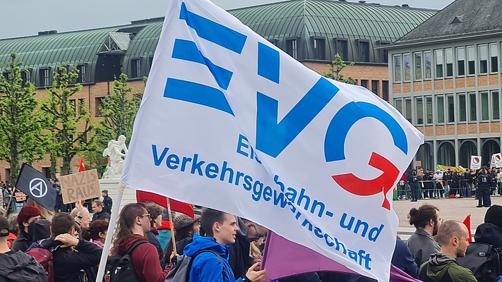 "Naziaufmarsch verhindern! - Gegen Querdenken und neue Nazis" in Karlsruhe