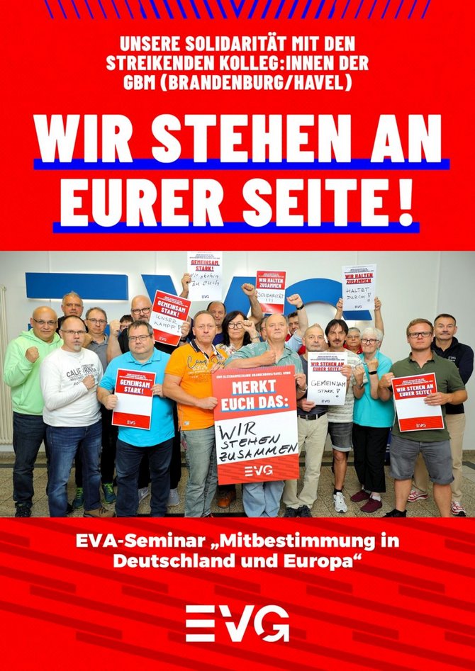 Plakat in Rot, Weiß und Blau. Oben steht in großen weißen Buchstaben: „UNSERE SOLIDARITÄT MIT DEN STREIKENDEN KOLLEG:INNEN DER GBM (BRANDENBURG/HAVEL)“ und darunter sehr groß: „WIR STEHEN AN EURER SEITE!“. Im mittleren Bereich steht eine Gruppe von Personen in einem Innenraum vor großen blauen Buchstaben an der Wand. Mehrere Personen halten Schilder und Plakate mit Aufschriften wie „GEMEINSAM STARK!“, „WIR HALTEN ZUSAMMEN“, „WIR STEHEN AN EURER SEITE!“ und handschriftlichen Botschaften. Ein großes Schild in der Mitte trägt den Text: „MERKT EUCH DAS: WIR STEHEN ZUSAMMEN“. Unten steht: „EVA-Seminar ‚Mitbestimmung in Deutschland und Europa‘“ sowie das EVG-Logo.