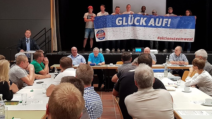 Grüße aus dem Westen - Aktionsteam West schickt sein Banner zum Verhandlungsort!