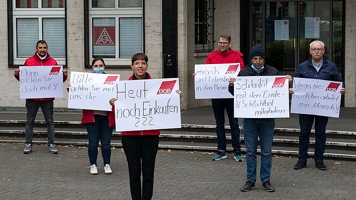 DGB und EVG Duisburg: Pop-Up-Aktion für bessere Arbeitsbedingungen in der Ernte und auf Schlachthöfen!