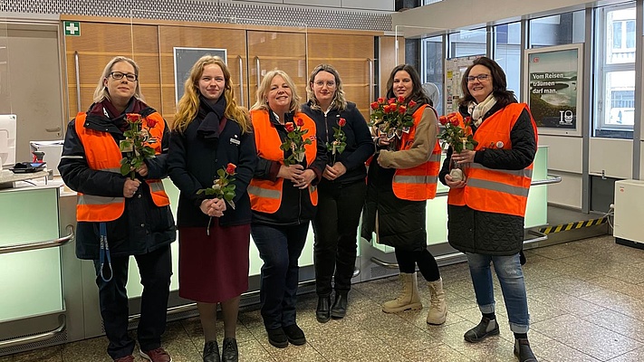 OFL Trier: Frauentag 2023 am Hauptbahnhof