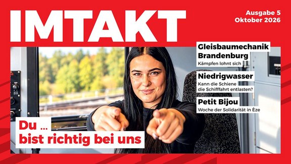 Titelseite mit rotem Hintergrund und großem weißem Schriftzug „IMTAKT“ am oberen Rand. In der Mitte eine Person in einem Führerstand vor Fenstern mit Blick auf Gleisanlagen und Bäume. Die Person sitzt frontal zur Kamera und streckt beide Zeigefinger nach vorn. Links unten steht in einem weißen Kasten: „Du … bist richtig bei uns“. Rechts oben steht: „Ausgabe 5 Oktober 2026“. Rechts sind drei Überschriften in weißen Kästen zu sehen: „Gleisbaumechanik Brandenburg“ mit dem Untertitel „Kämpfen lohnt sich“, „Niedrigwasser“ mit dem Untertitel „Kann die Schiene die Schifffahrt entlasten?“ und „Petit Bijou“ mit dem Untertitel „Woche der Solidarität in Èze“. Am unteren Rand verläuft ein rotes grafisches Muster.