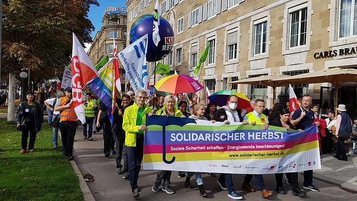 „Solidarischer Herbst“: Demo auf dem Schlossplatz Stuttgart