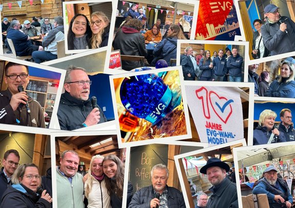 Collage aus mehreren Fotos in einem überdachten Außenbereich mit Holzwänden und Lichterketten: Gruppen von Personen sitzen an Tischen oder stehen zusammen, einige halten Getränke oder ein Mikrofon. Auf Bannern, Aufklebern und Objekten ist „EVG“ zu lesen; ein Motiv zeigt die Aufschrift „10 Jahre EVG‑Wahlmodell“. Die Szene enthält Tische, Bänke, Gläser, Flaschen und Dekorationen in Blau, Rot und Holzfarben.