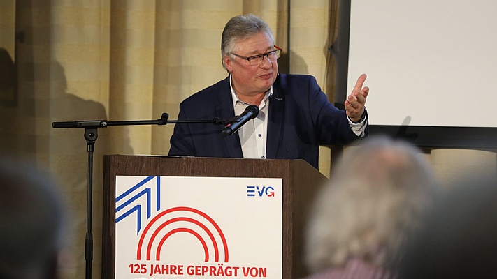 EVG-Bundeskonferenz: „In tiefem Respekt ehren wir das Andenken unserer Wegbereiter*innen“