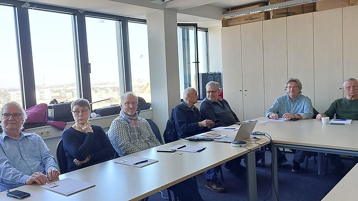 OV Duisburg: Senior:innen informieren sich über die App „DB MobiDig“