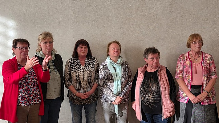 Frauen feiern gemeinsam im Ruderhaus Böllberg