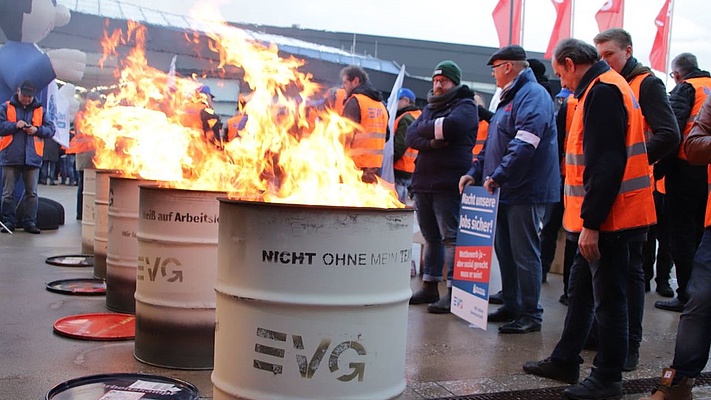 #MussPlusBus: Hunderte Kolleginnen und Kollegen demonstrieren für mehr Gerechtigkeit im ÖPNV!