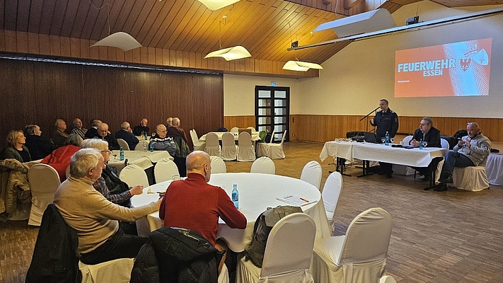 Ortsseniorengruppe Essen: Feuerwehr zu Besuch auf der Monatsversammlung