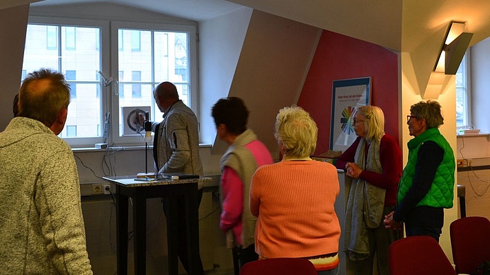 OV Mayen: KI-Koffer bei den Senior:innen vorgestellt